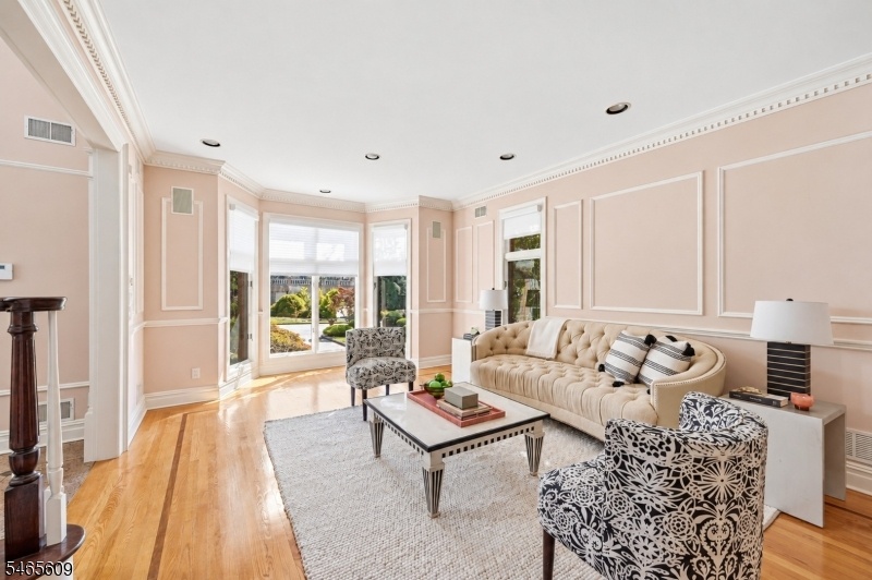 Living Room (2 of 2)