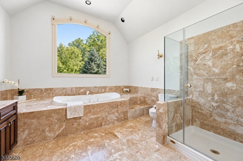 Primary Bath (3 of 3)