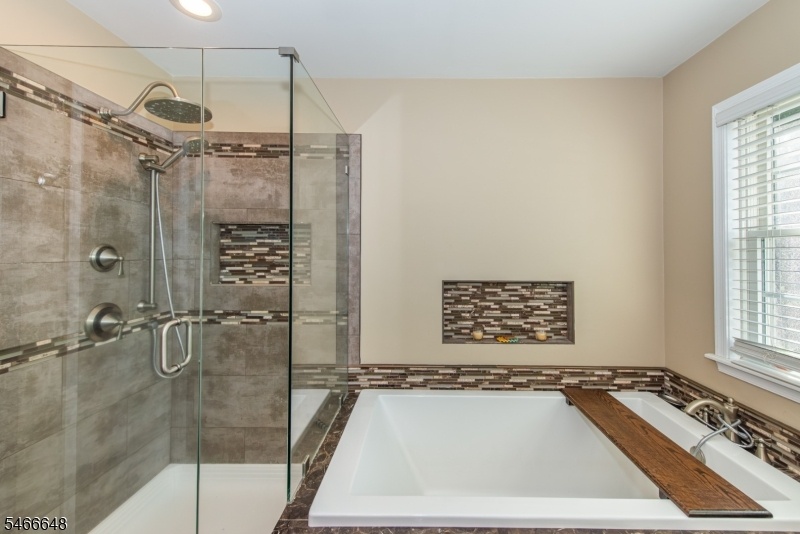 Main Bath w/soaking tub