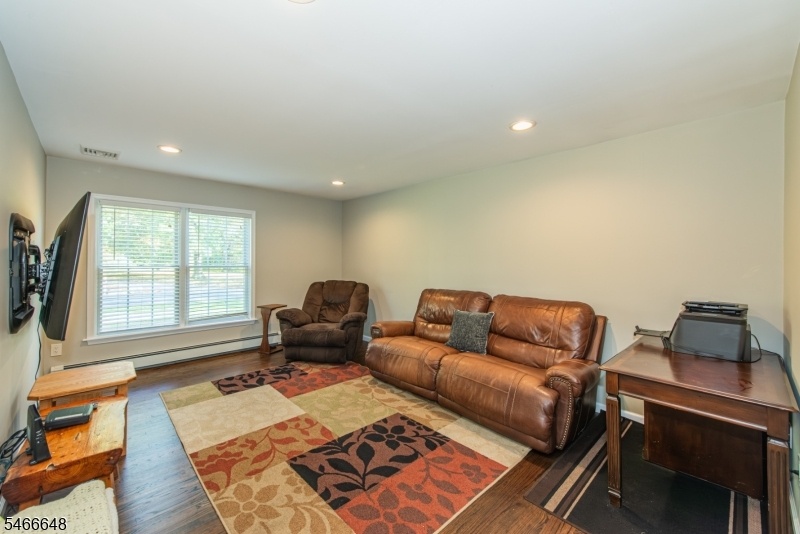 Family Room w/hardwood floor