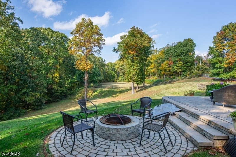 Paverstone patio w/firepit