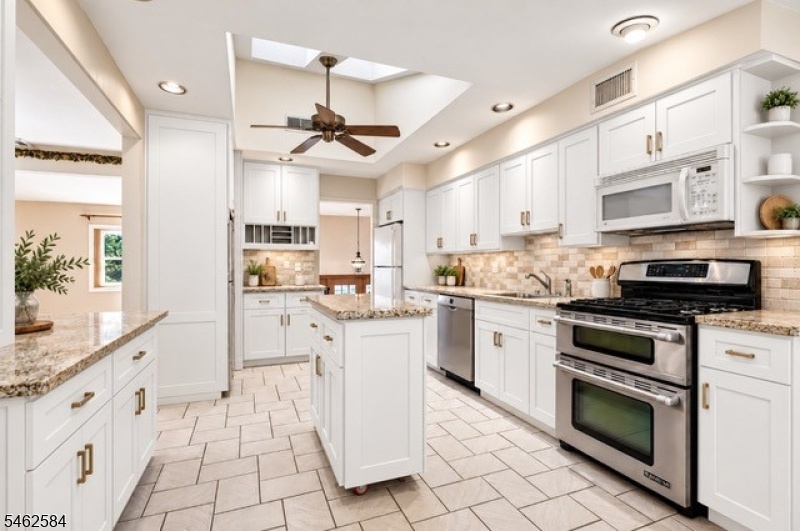 KITCHEN- AI STAGED