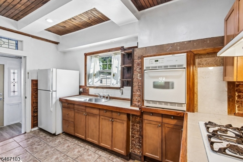 48A Kent Place Blvd Kitchen