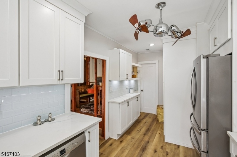 50 Kent Place Blvd Kitchen