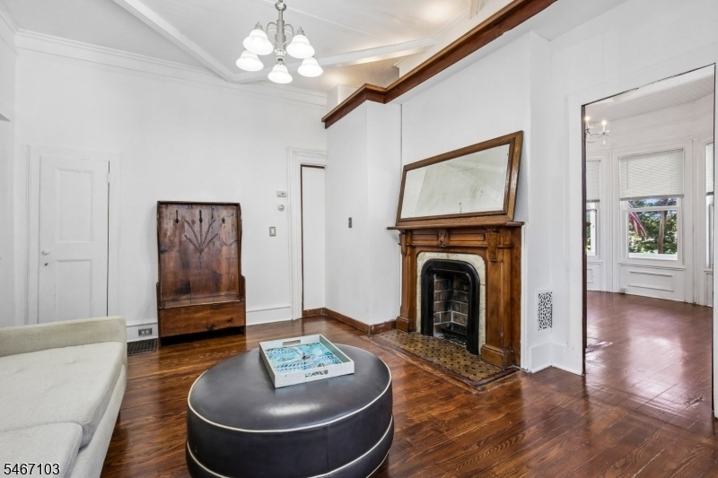 48A Kent Place Blvd LR