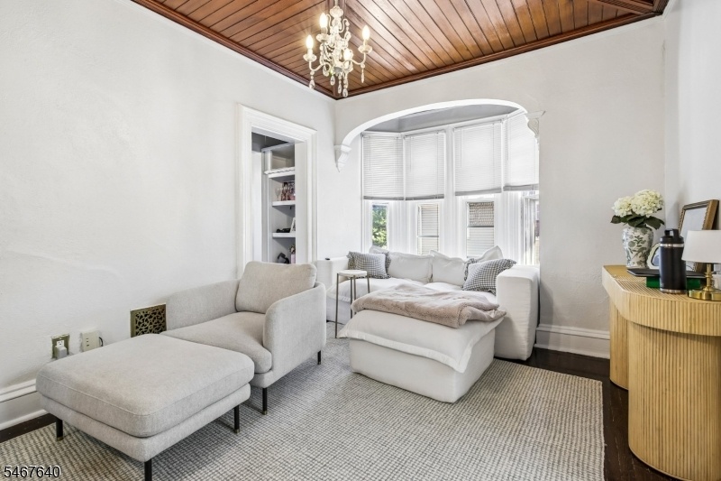 48 Kent Place Blvd LR