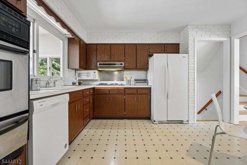 Eat-In Kitchen