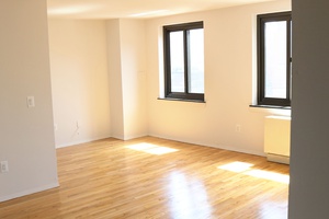 OUTSTANDING SHARE---3 BEDROOM 2 BATH in SOHO--MOTT/E.HOUSTON--MOVE IN NOW