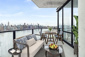 !! Sunny 3 Bedroom 2 Bath Beauty Overlooking Manhattan Skyline !!