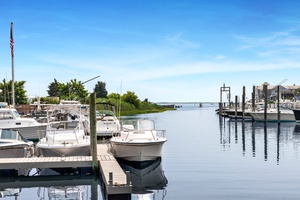 Shinnecock Waterfront Treasure: Bay Watch Hotel & Marina minutes to Ocean Beaches, Shinnecock Inlet and Canal to Peconic Bay, Waterfront Dining & Town