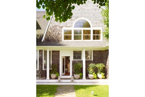 SPECIAL HOME CLOSE TO OCEAN BEACH WITH POOL AND TENNIS