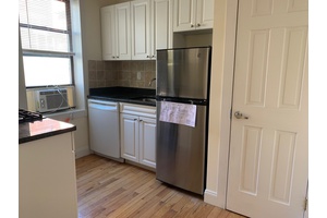 One Bedroom - Renovated Kitchen - Large Livingroom - Elevator/Laundry - Murray Hill