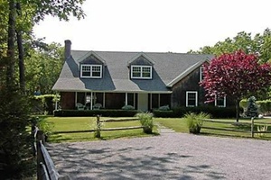 SPECIAL, SPACIOUS 5 BEDROOM HOME WITH HEATED POOL
