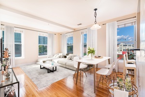 Sun Filled 2 Bedroom | 2 Bathroom Full Bath Corner
