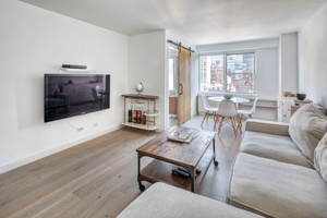 Sun drenched 1-bed, 1-bath at The Warren House Condominium