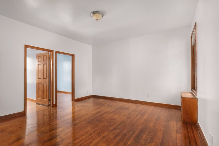 NO FEE Spacious 4 Bedroom With Backyard