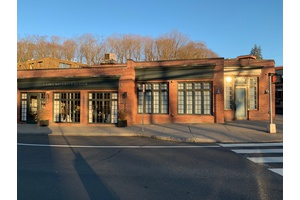 High Visibility Retail Space at AMAZING Price!