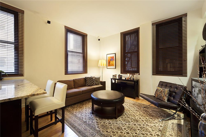 No Fee Spacious 1 Bedroom Apartment in Financial District!