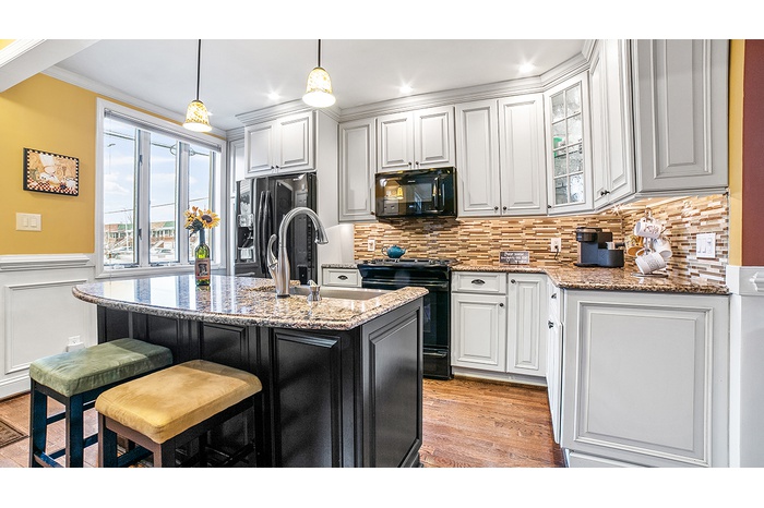 Lovely Townhouse in Old Mill Basin