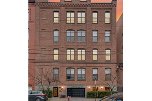BRAND NEW RENOVATED 3BR LOFT NOW AVAILABLE! Laundry in the Building, Elevator Building! Parking Available On Site!