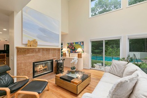 Close to East Hampton Village & Sag Harbor Village shops &beaches